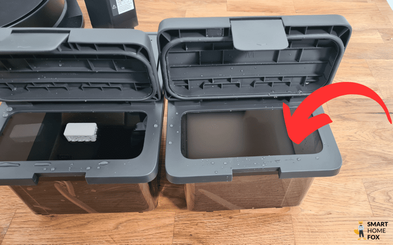 Der Schmutzwassertank der Roborock S8 MaxV Ultra Station ist zu sehen.